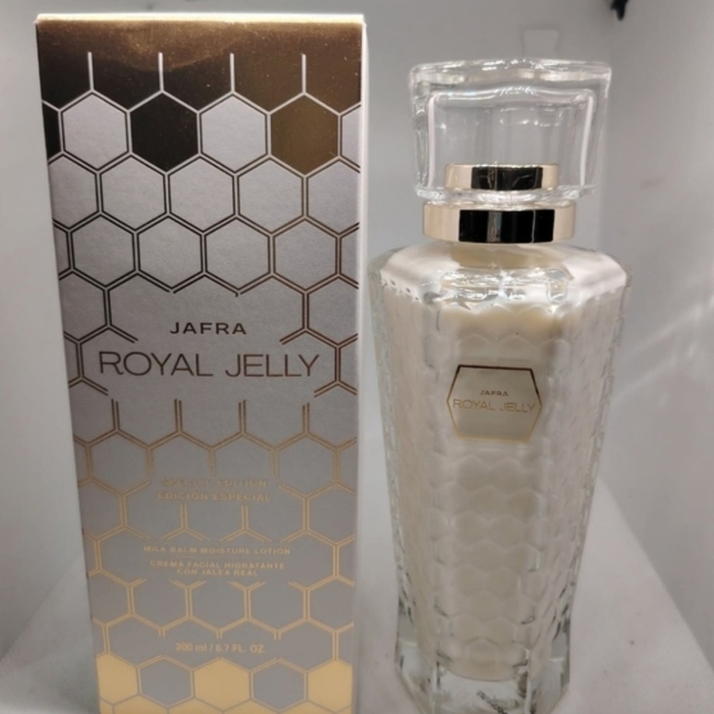 DUO JAFRA Royal Jelly Milk Balm Moisture Lotion - Gold and White
